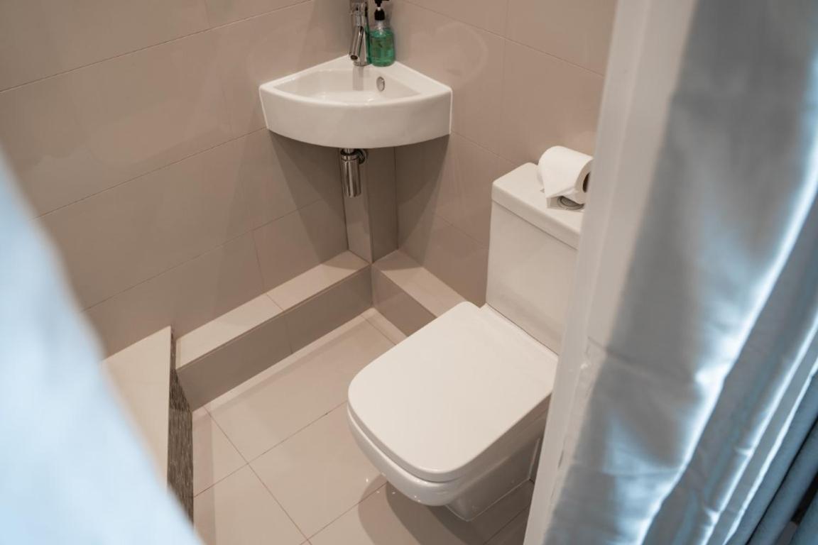 Perfectly Located Central Chester Town House -2Br Luaran gambar
