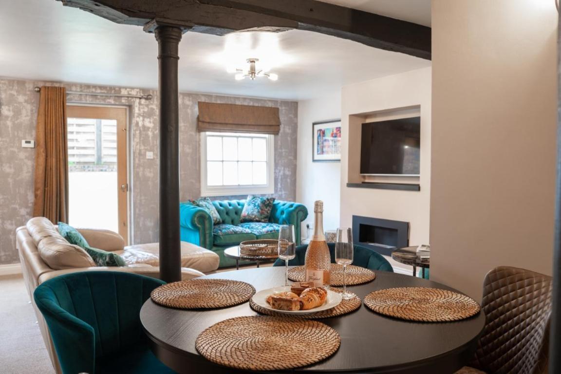 Perfectly Located Central Chester Town House -2Br Luaran gambar
