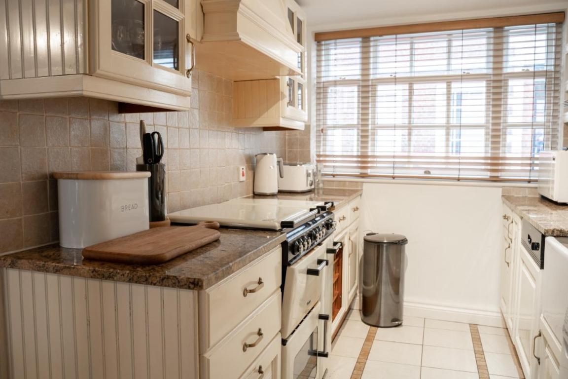 Perfectly Located Central Chester Town House -2Br Luaran gambar