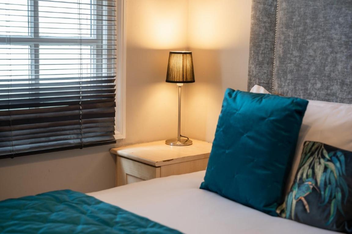 Perfectly Located Central Chester Town House -2Br Luaran gambar