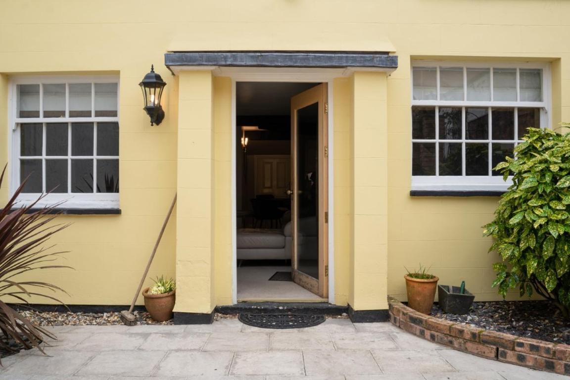 Perfectly Located Central Chester Town House -2Br Luaran gambar
