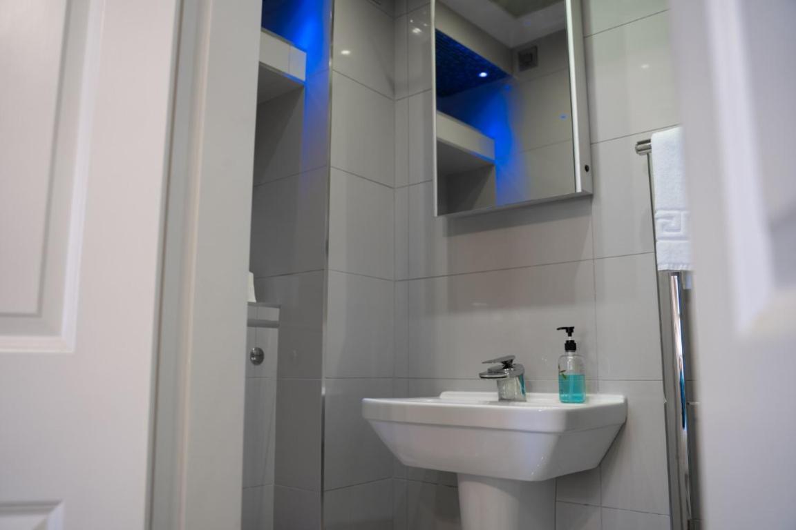 Perfectly Located Central Chester Town House -2Br Luaran gambar