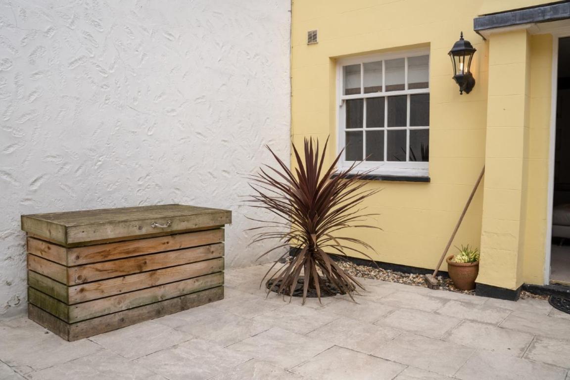 Perfectly Located Central Chester Town House -2Br Luaran gambar