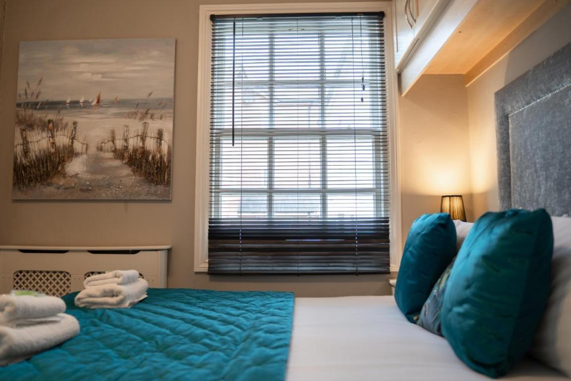Perfectly Located Central Chester Town House -2Br Luaran gambar