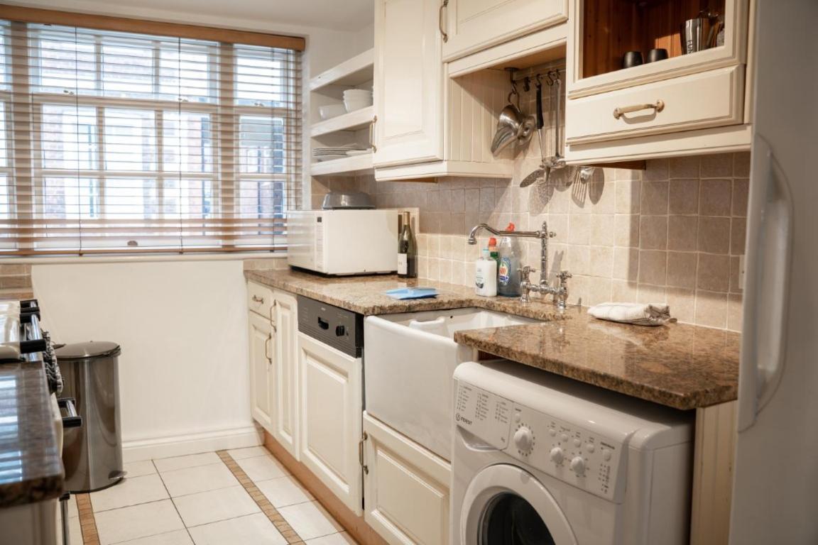 Perfectly Located Central Chester Town House -2Br Luaran gambar